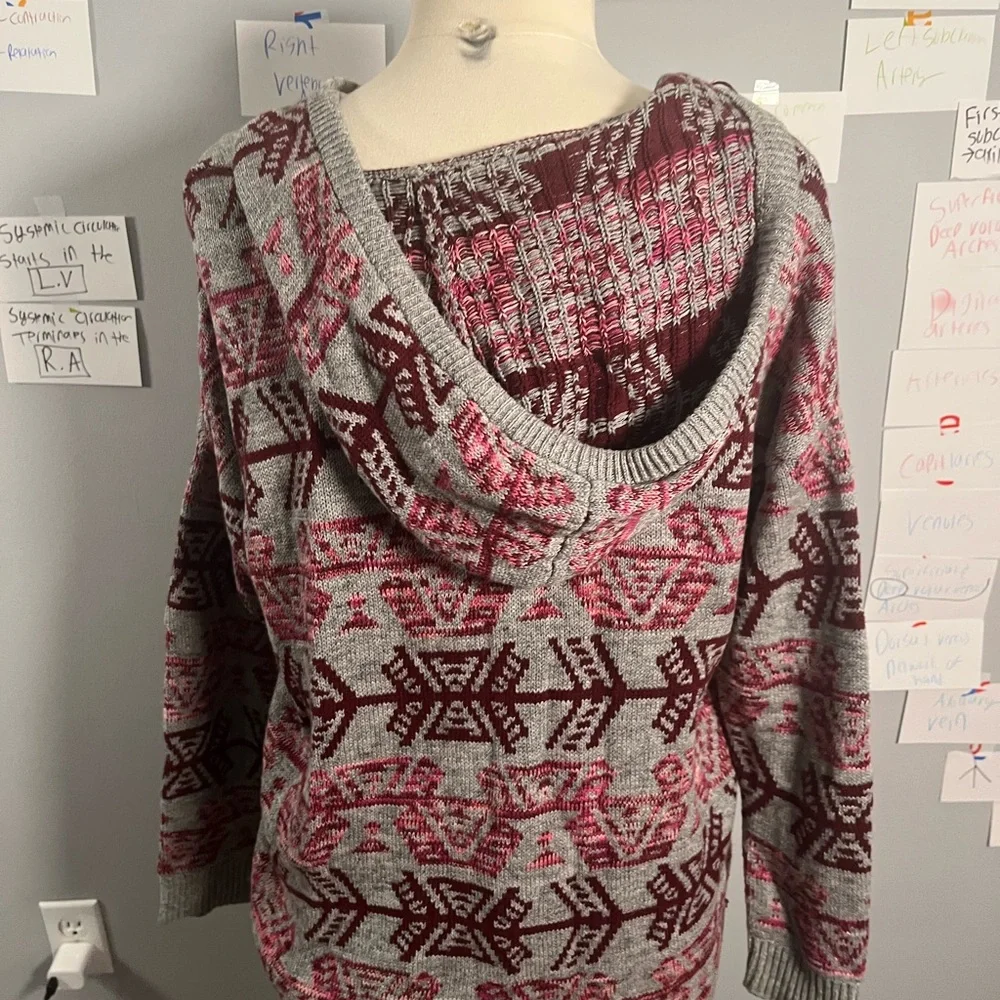 Women's Gray and‎ Pink Patterned Sweater Size Medium
